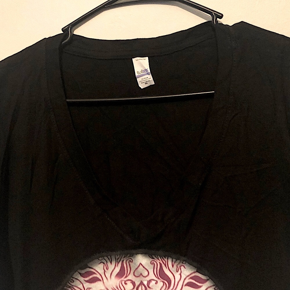 Black v neck skull and pink roses t shirt sz XXL - Picture 2 of 4